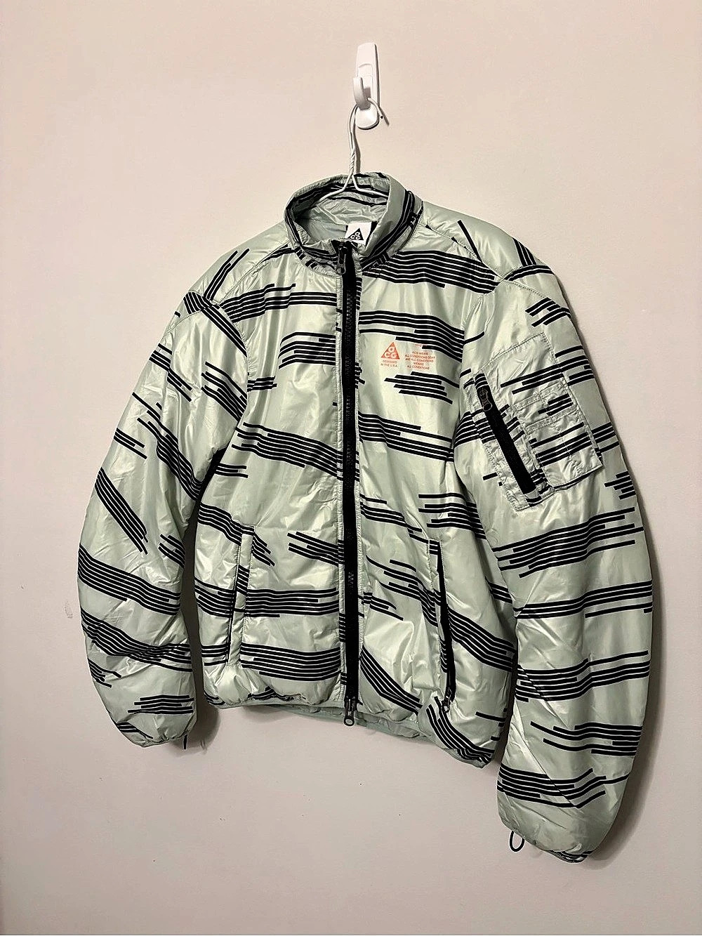 Nike ACG Striped Puffer Jacket in Green & Black Size Small